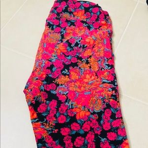 BRAND NEW : ONE SIZE LEGGINGS